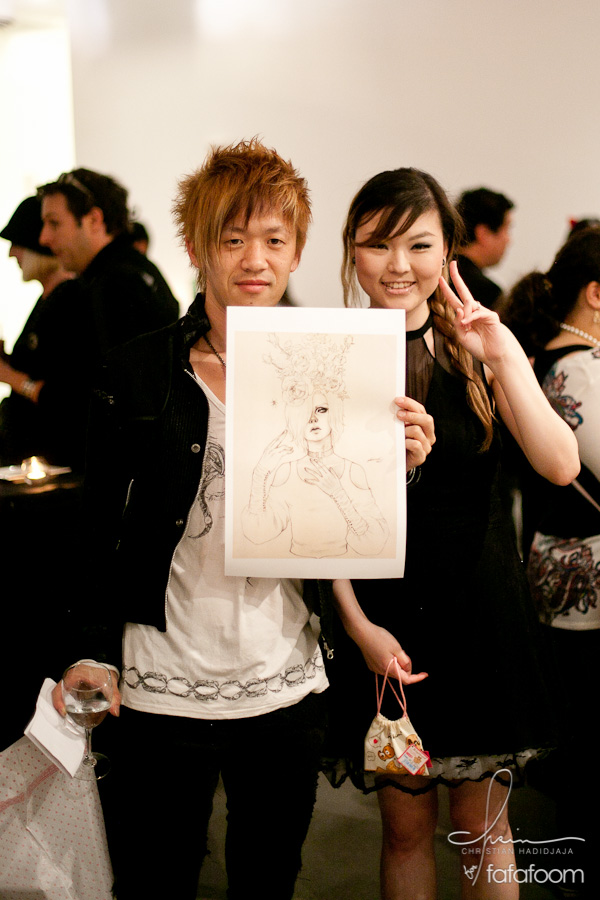 h. Naoto posing with one of his fans